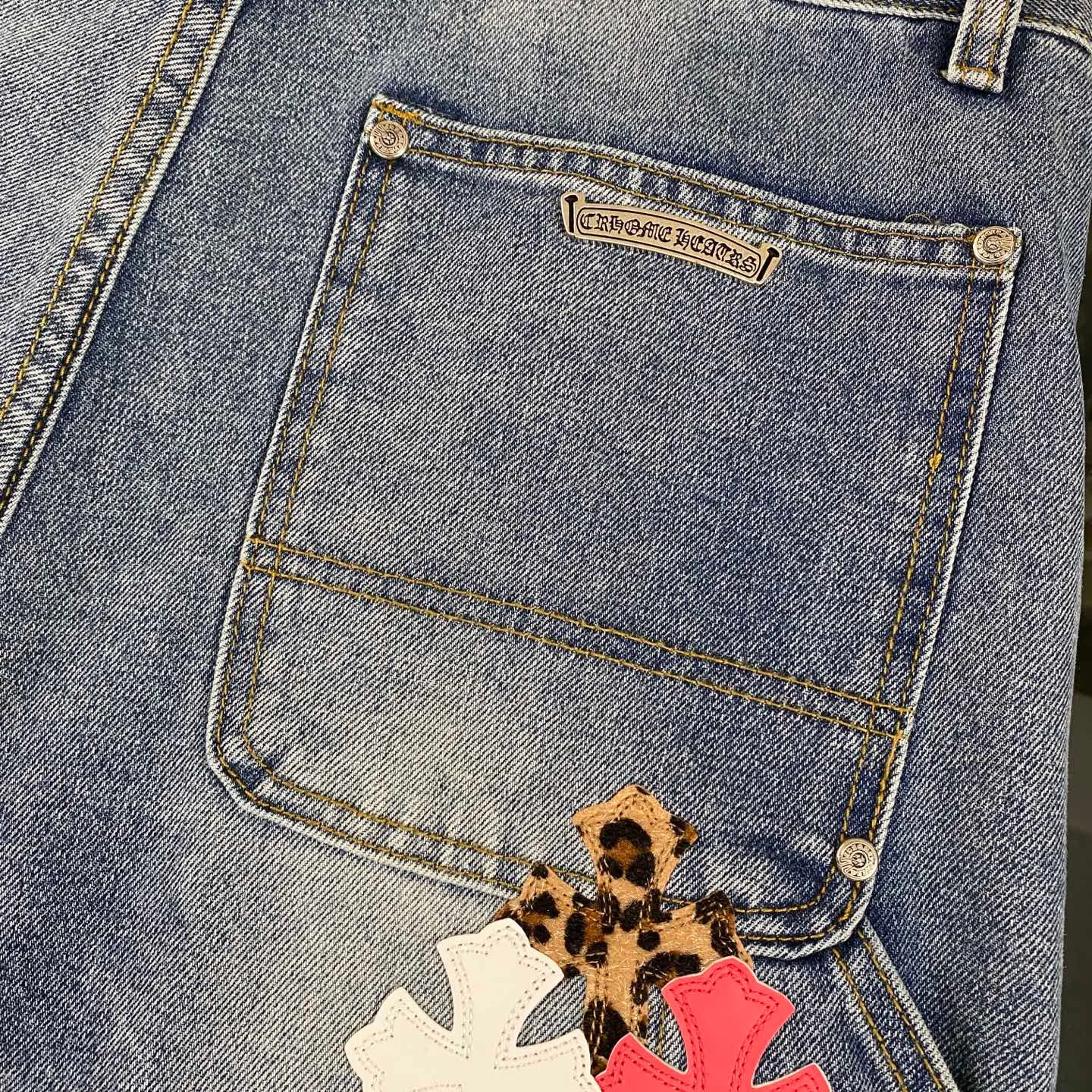 P270 CH Chromehearts Malaysia-limited leopard print cross patchwork leather workwear jeans and logging pants. The counter price is 34W level. The patchwork cross pattern is embellished and the jeans are washed! ! An absolutely high-end luxury product, a 1.9W-level god-level single product, a super popular product, made by top heavy industry, a magic weapon that cannot be missed! [About Zangyin] This is an extremely luxurious fashion brand that can also be called the aristocracy of the high street. It has always been an exclusive brand for some hipsters or rich second generations. Compared with ordinary high streets, it is more luxurious and noble. Compared with luxury brands, it is more fashionable and individual. It has always been a brand that I have a special liking for. [Top heavy industry fashion design] Consistently high-street luxury style. Speaking of this style, the Zangyin family and GU family are definitely the leading representative brands. Especially the Zangyin family has really achieved a state-of-the-art effect in creating high-street style. The unique washed material is used to create this style. The color system is already quite eye-catching. After it is decorated with patchwork cross flowers, it cleverly highlights the charm of the brand. Secondly, this style uses classic The high-waist cutting design highlights the long legs and fashionable temperament of the upper body. The brand is highly recognizable and the slim fit configuration is more suitable for daily wear. It is a product that interprets personality, fashion, and specifications at a glance. This single product is enough to make any fan excited. It can be a white T-shirt for a youthful college style, or a tight suspender for a royal style. It has strong matching ability and can be easily controlled by men.  [Materials and craftsmanship] Needless to say, this point goes without saying. As an excellent craftsman brand, Zangyin’s requirements for details and craftsmanship are really perfect. The washed color of this model has gone through so many processes, not to mention the embellishment of denim appliques. It is also purely hand-made and sewn. Just like what they believe in, only hand-made things have soul and have the meaning of wear. A top-notch heavy-duty fashionable denim item, I look forward to your perfect interpretation! !  Color: blue Size: 28-36